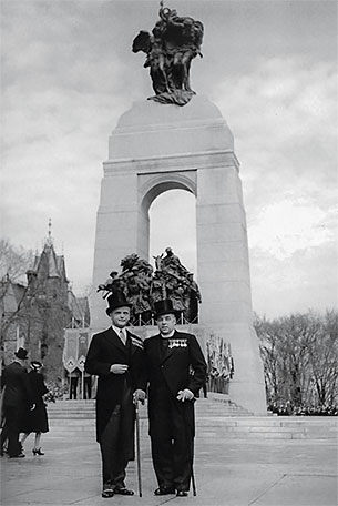 Edwin Baker, vice-président de la SAPA, et l'aumônier militaire Sidney Lambert, premier président de l'Association des Amputés de guerre, lors de l'inauguration du Monument commémoratif de guerre du Canada, le 21 mai 1939.
