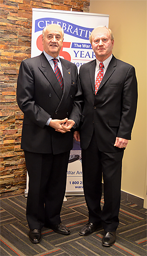 L'honorable Julian Fantino, ministre des Anciens Combattants (gauche), et Brian Forbes, président du comité de direction de l'Association des Amputés de guerre.