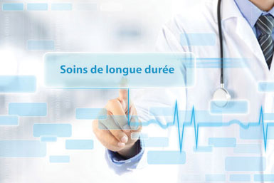 Un médecin écrit les mots « Soins de longue durée ».